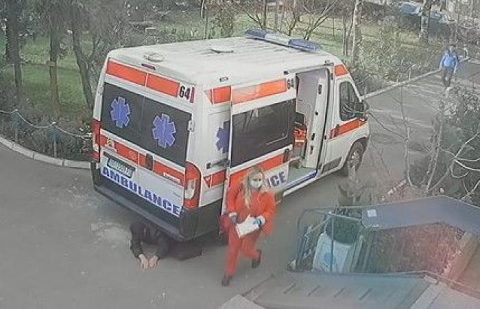 An ambulance was going in reverse and hit a woman, they didn’t even notice that she was under their wheels until she spoke to them! (DISTURBING VIDEO)